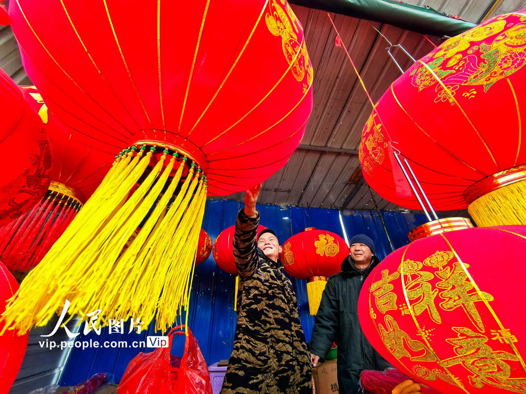 河南洛陽：龍年新春將至 年貨市場紅火【2】