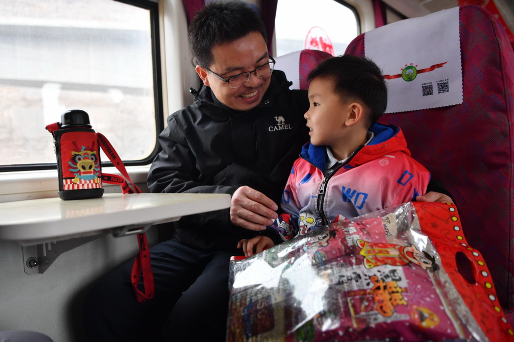 旅客採辦年貨后乘坐7503次列車返程（2月4日攝）。新華社記者 陳斌 攝