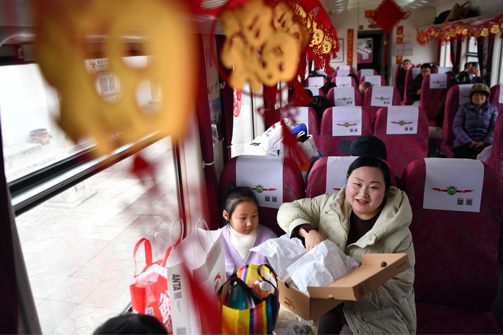 旅客採辦年貨后乘坐7503次列車返程（2月4日攝）。新華社記者 陳斌 攝