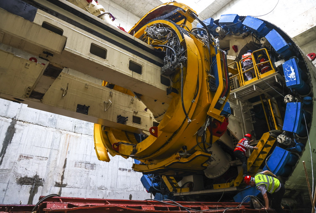 2��5�գ������������飨�У��Ǽ�ʮӿվ�ܹ����������߶ܹ�����װ��ҵ��