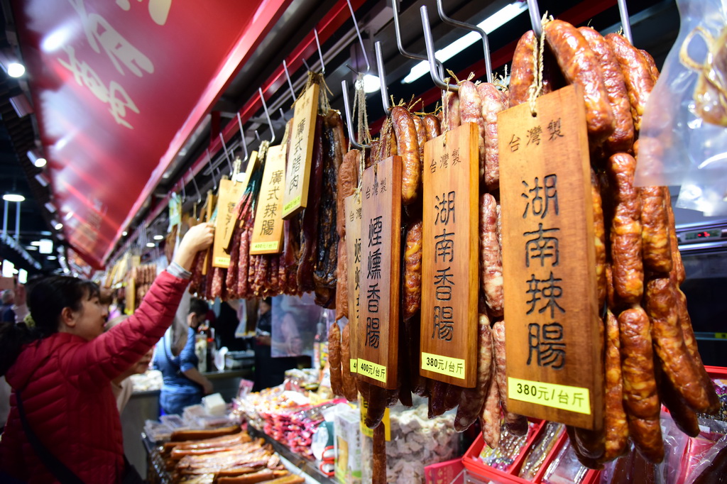 2月4日，顧客在台北南門市場一處攤位選購肉類加工品。新華社記者 陳鍵興 攝