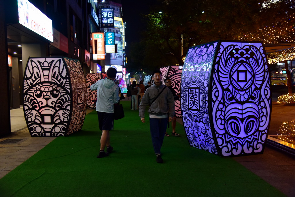2月3日，人們走過“2024台北燈節”的“龍躍光城”展區。新華社記者 陳鍵興 攝