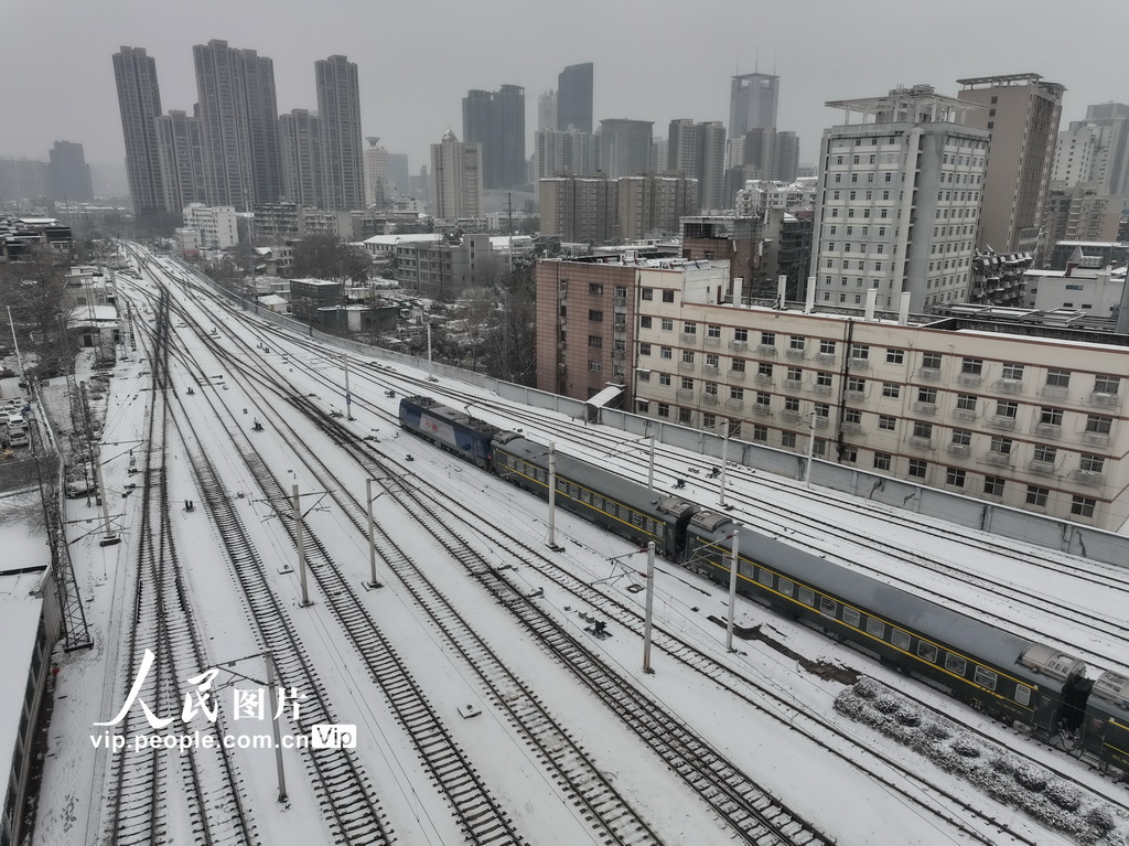 2月5日，一趟普通客運列車駛出武昌火車站。