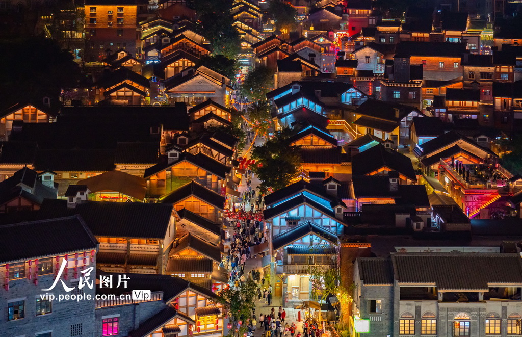 重慶十八梯傳統風貌區燈火璀璨 游客如織