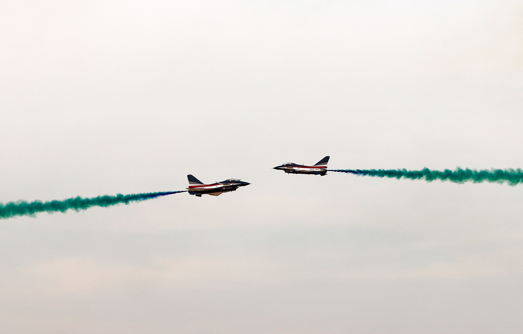 2月5日，中國空軍八一飛行表演隊在沙特阿拉伯首都利雅得進行飛行特技表演。