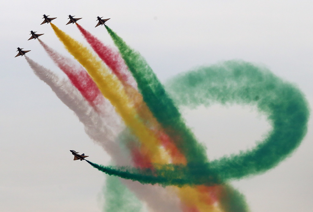 2月5日，中國空軍八一飛行表演隊在沙特阿拉伯首都利雅得進行飛行特技表演。