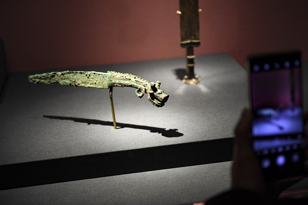 這是在故宮博物院“歷史之遇——中國與西亞古代文明交流展” 展出的龍首短刀（1月28日攝）。新華社記者 陳鐘昊 攝