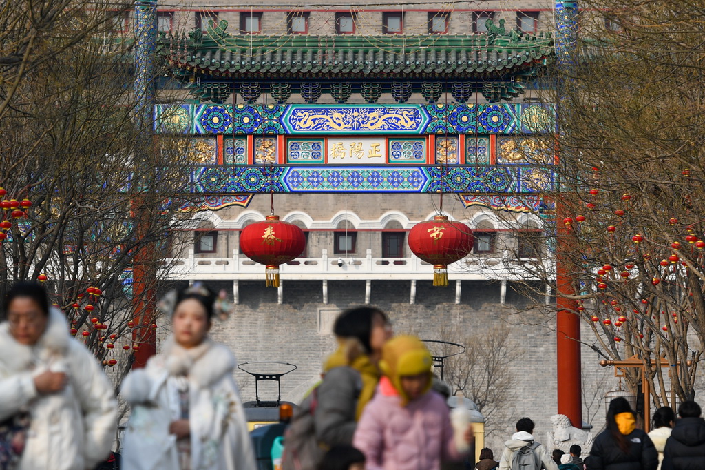 游客在前門大街參觀游覽，前門五牌樓上裝飾有龍紋（2月5日攝）。新華社記者 鞠煥宗 攝