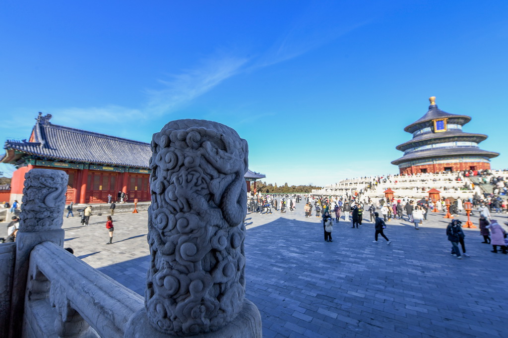 游客在天壇公園參觀游覽，天壇公園欄杆上雕刻有龍的形象（1月23日攝）。新華社記者 鞠煥宗 攝