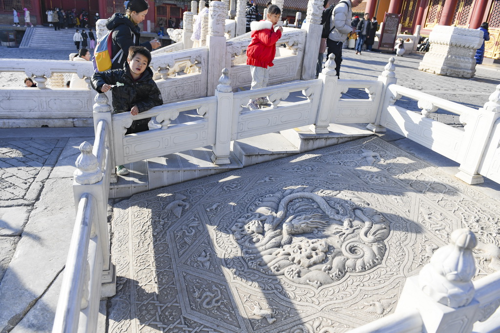這是故宮皇極殿前雕有龍的御路石（1月28日攝）。新華社記者 陳鐘昊 攝