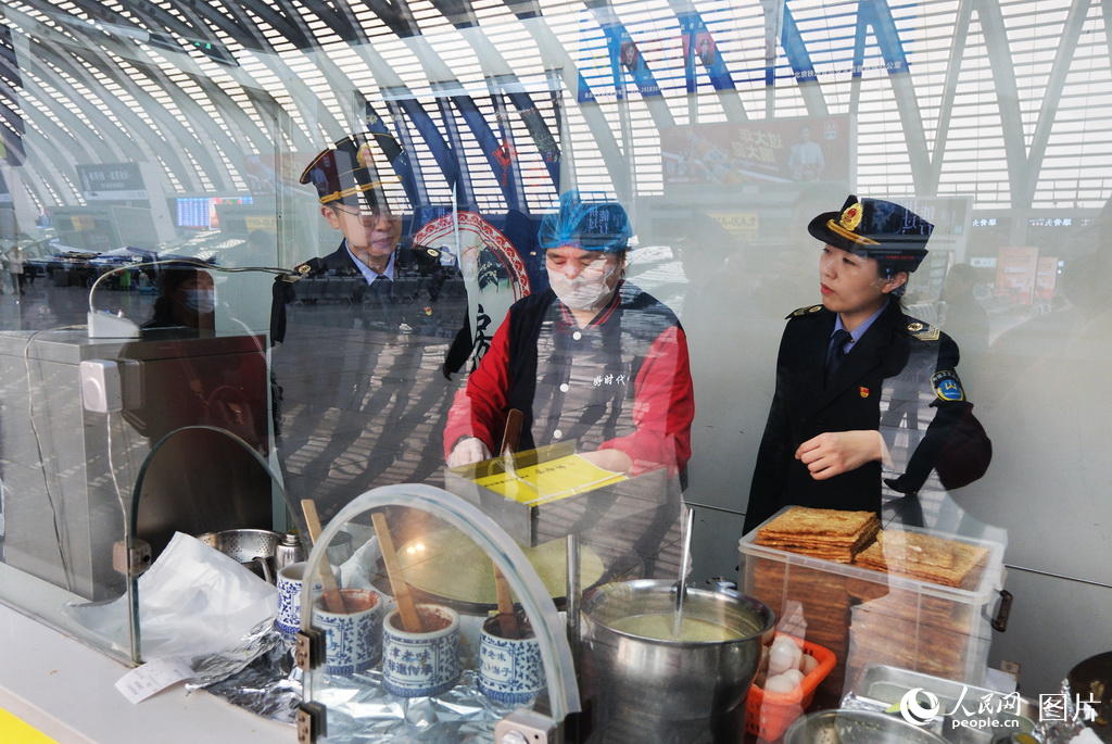 2月6日，天津鐵路疾控中心工作人員在天津西站食品快餐店進行監督指導。