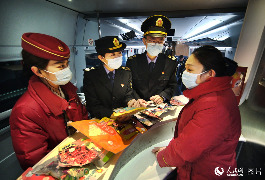2月6日，天津鐵路疾控中心工作人員在天津西站高鐵列車餐吧進行監督指導。