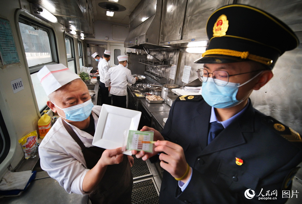 2月6日，天津鐵路疾控中心工作人員在天津站T253次餐車上對餐具消毒狀況進行檢測。