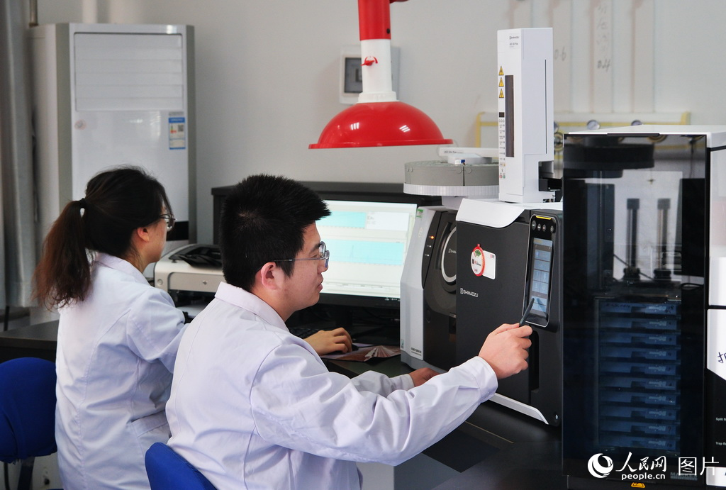 2月6日，天津鐵路疾控中心工作人員在實驗室對站車飲用水質進行檢測。