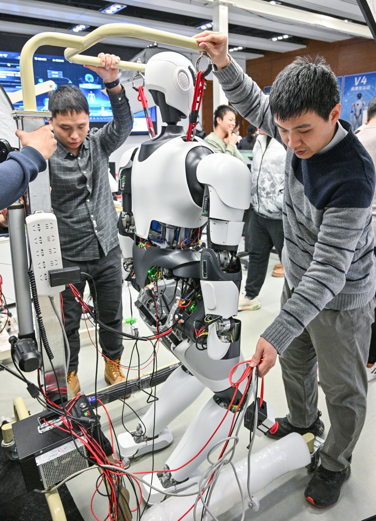 1月31日，人形機器人攻關團隊科研人員在多模態人工智能系統全國重點實驗室調試機器人。新華社記者 陳曄華 攝
