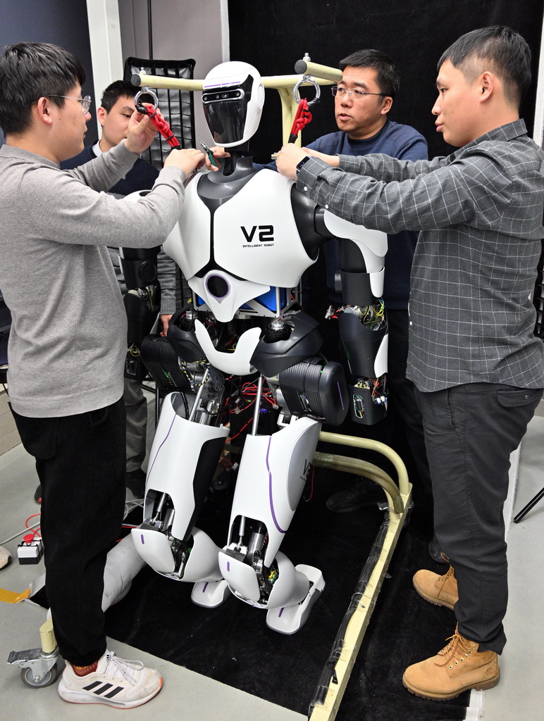 1月31日，人形機器人攻關團隊科研人員在多模態人工智能系統全國重點實驗室調試機器人。新華社記者 陳曄華 攝