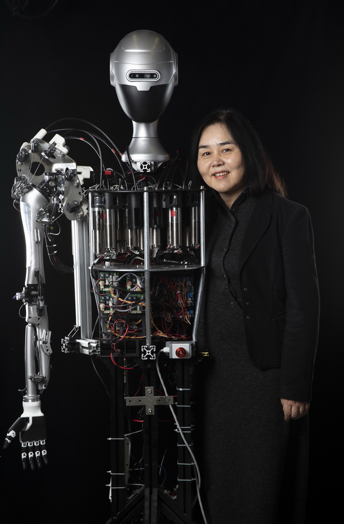 人形機器人攻關團隊在中國科學院院士、多模態人工智能系統全國重點實驗室主任喬紅和人形機器人（1月31日攝）。新華社記者 金立旺 攝