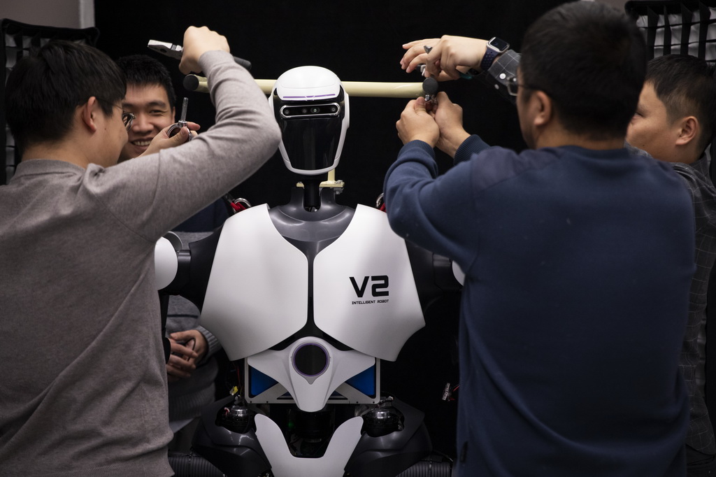 1月31日，人形機器人攻關團隊科研人員在多模態人工智能系統全國重點實驗室調試機器人。新華社記者 金立旺 攝