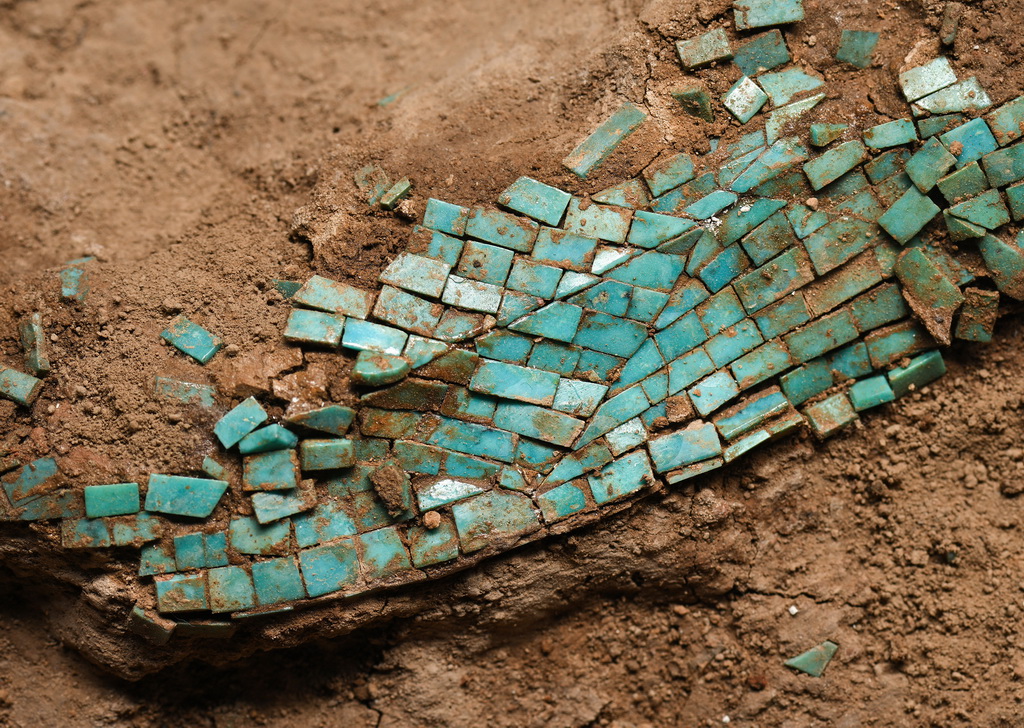 綠鬆石龍形器“龍身”部位由飾片拼合成的菱形紋飾特寫（2024年1月29日攝）。新華社記者 李賀 攝