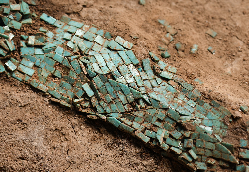 綠鬆石龍形器“龍身”部位由飾片拼合成的菱形紋飾特寫（2024年1月29日攝）。新華社記者 李賀 攝