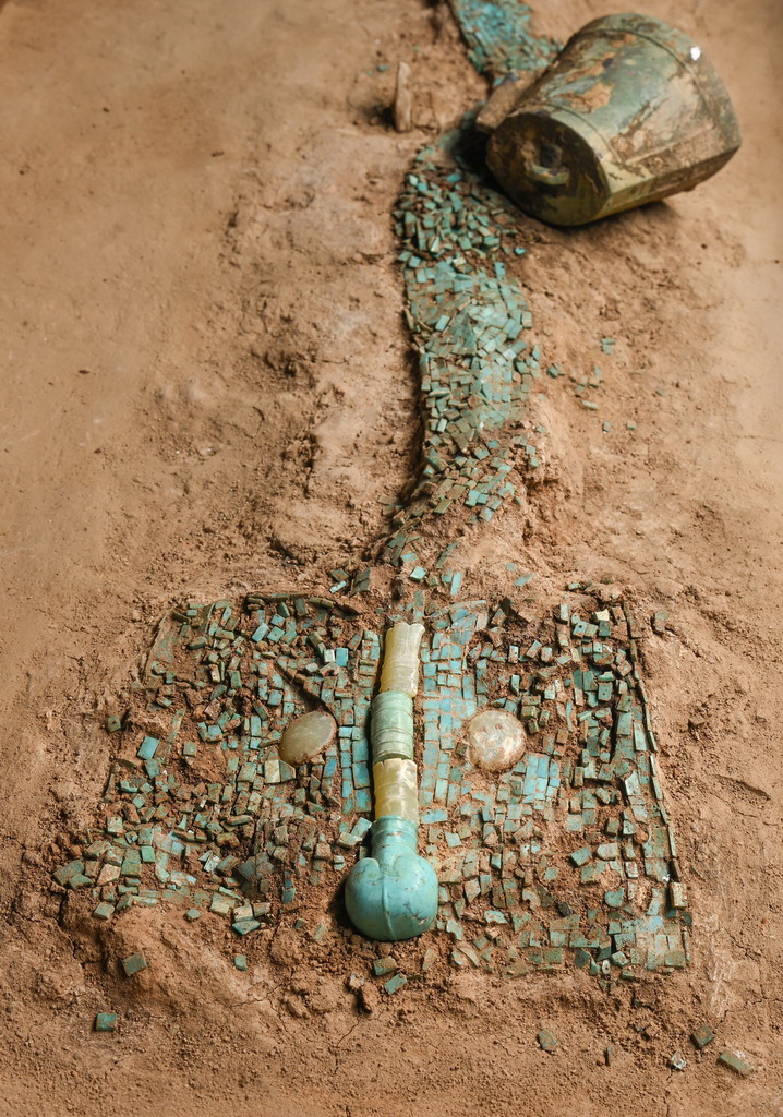 現藏於中國考古博物館的綠鬆石龍形器“龍頭”與“龍身”局部（2024年1月29日攝）。新華社記者 李賀 攝