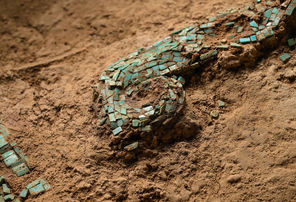 現藏於中國考古博物館的綠鬆石龍形器蜷尾部特寫（2024年1月29日攝）。新華社記者 才揚 攝