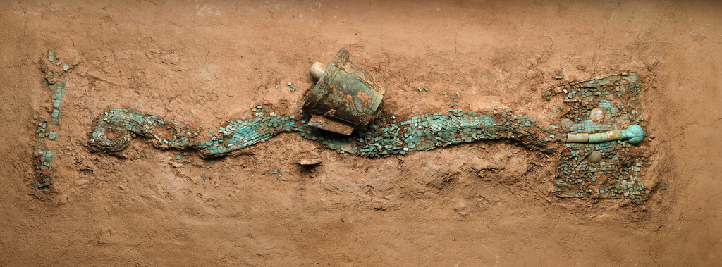  現藏於中國考古博物館的綠鬆石龍形器（2024年1月29日攝）。新華社記者 李賀 攝