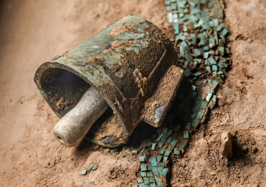 現藏於中國考古博物館的綠鬆石龍形器“龍身”中部的銅鈴和玉質鈴舌（2024年1月29日攝）。新華社記者 韓芳 攝