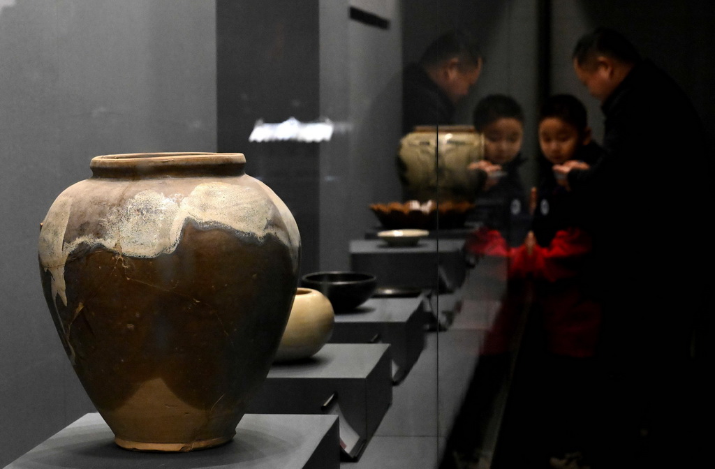 2月8日，參觀者在鄭州大象陶瓷博物館內觀看展品。新華社發（蘇筱雅 攝）
