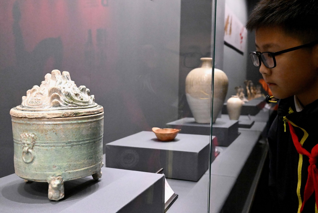 2月8日，參觀者在鄭州大象陶瓷博物館內觀看展品。新華社發（蘇筱雅 攝）