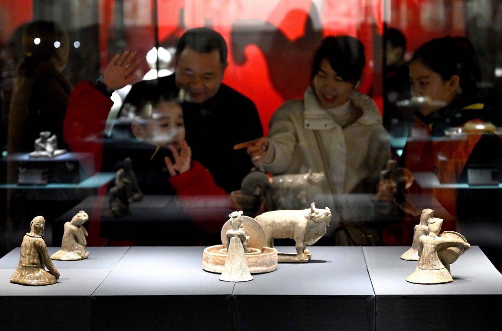 2月8日，參觀者在鄭州大象陶瓷博物館內觀看展品。新華社記者 李安 攝
