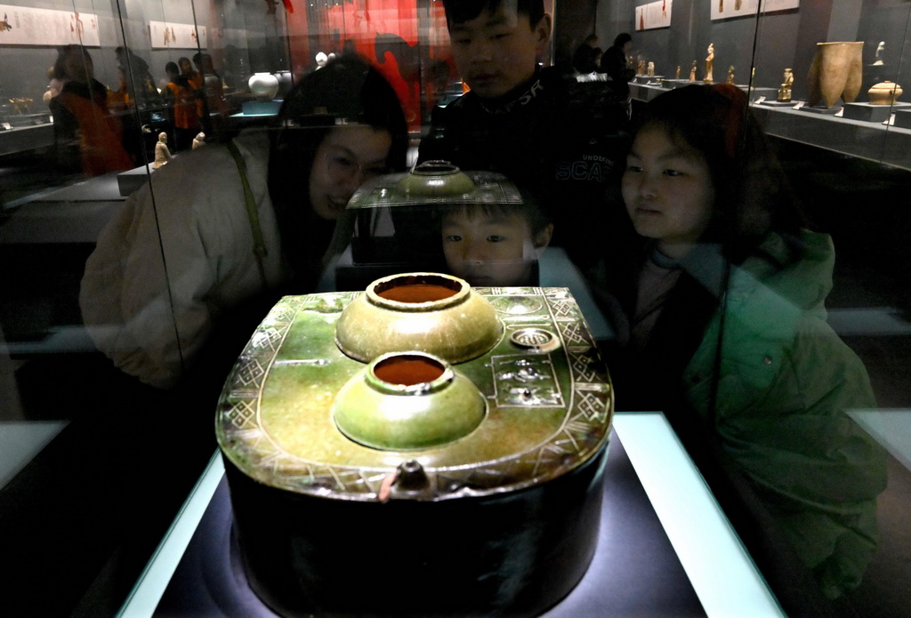 2月8日，參觀者在鄭州大象陶瓷博物館內觀看展品。新華社記者 李嘉南 攝