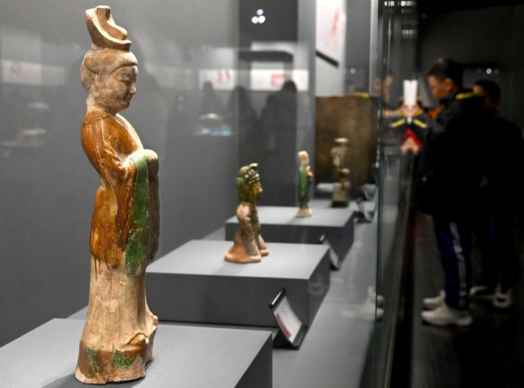 2月8日，參觀者在鄭州大象陶瓷博物館內觀看展品。新華社記者 李嘉南 攝
