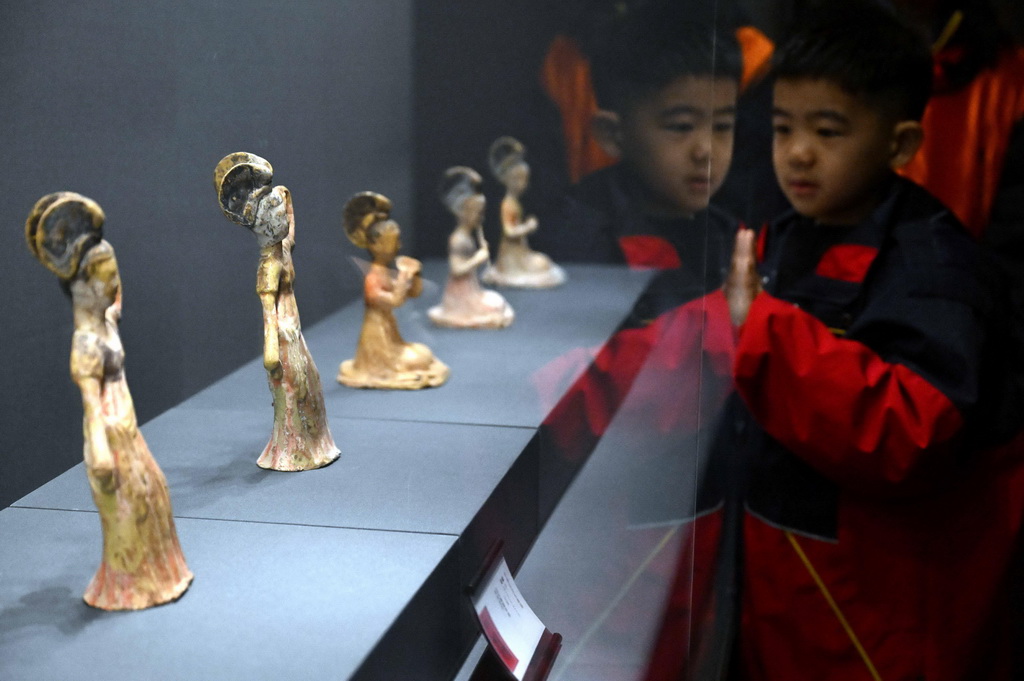 2月8日，參觀者在鄭州大象陶瓷博物館內觀看展品樂舞俑。新華社記者 李安 攝