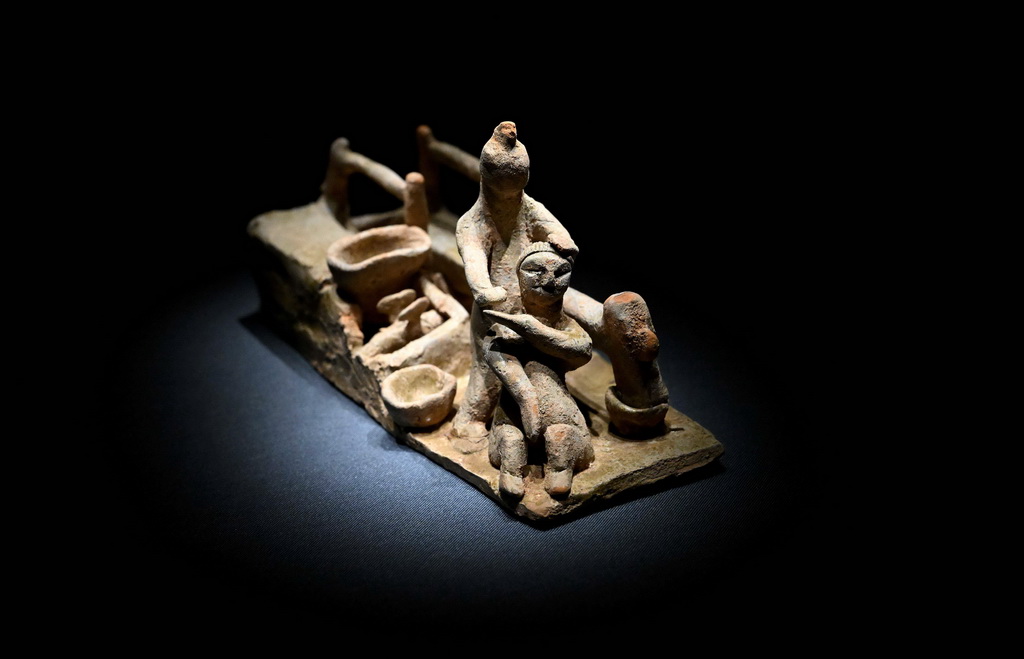 這是2月8日在“人間煙火——古代陶瓷中的衣食住行”展上拍攝的勞作俑。新華社記者 李嘉南 攝