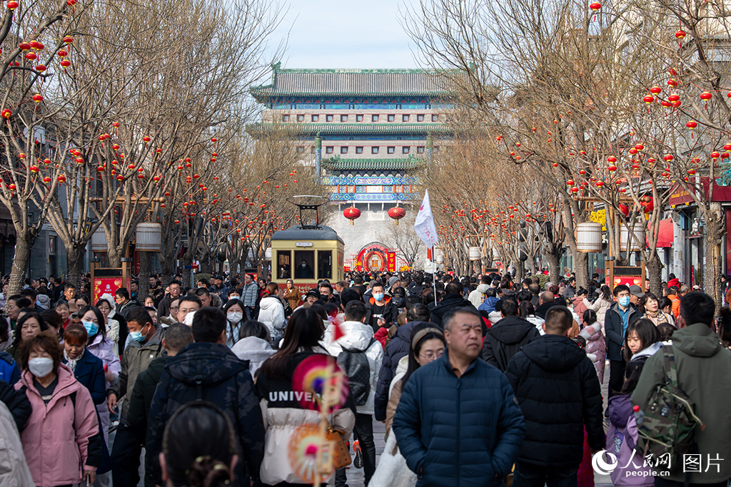 北京：前門大街喜氣洋洋 游人如織