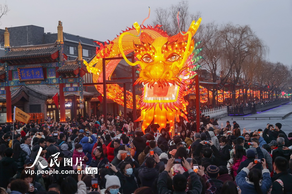 北京：什剎海畔巨型龍燈吸引游客