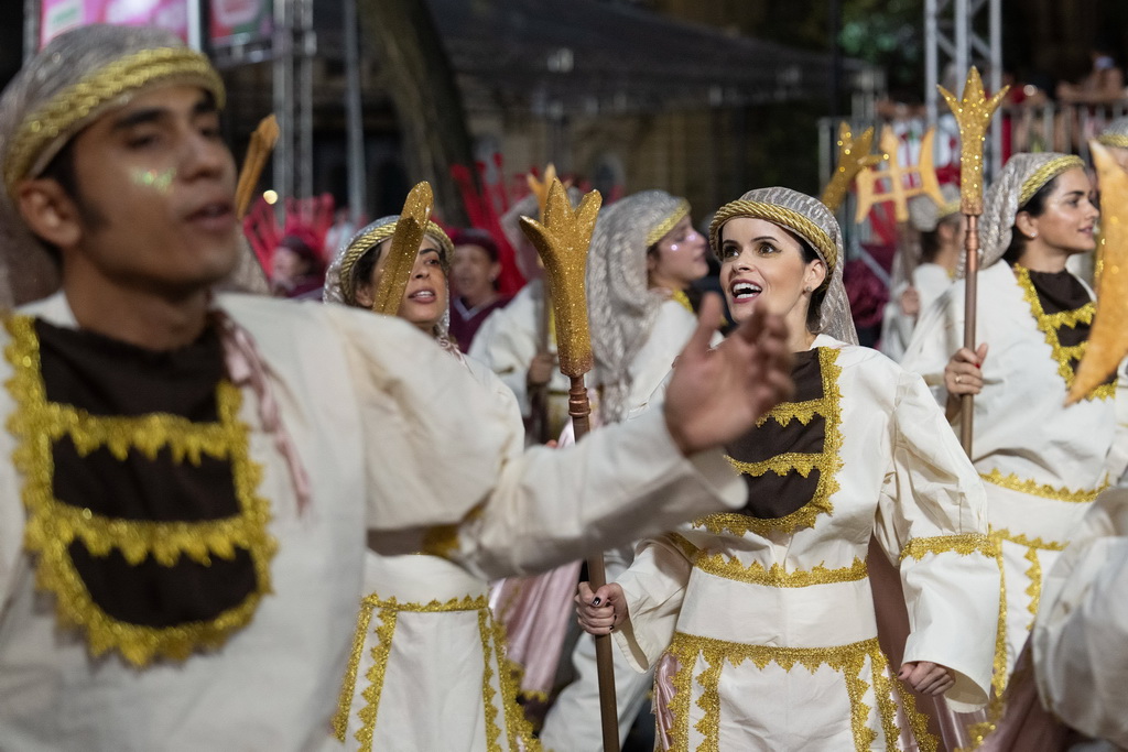 2月14日凌晨，在巴西貝洛奧裡藏特，“城市花園”舞校“兵馬俑”方陣的演員參加狂歡節游行。