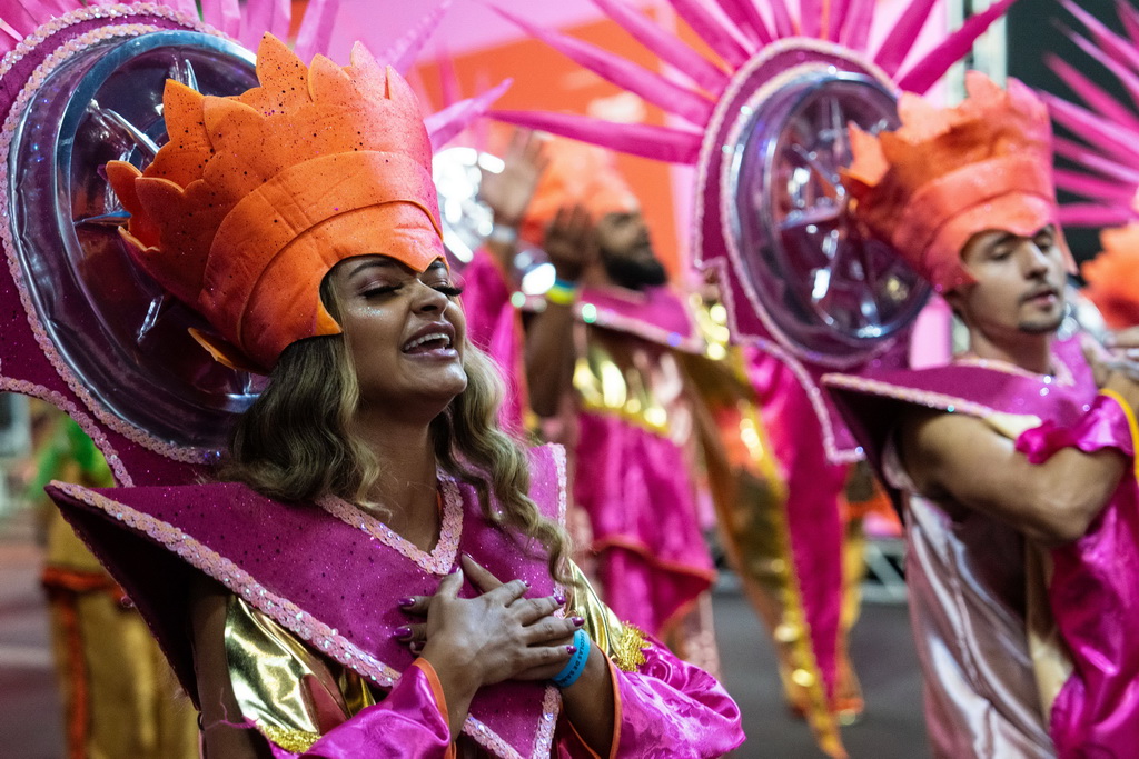 2月14日凌晨，在巴西貝洛奧裡藏特，“城市花園”舞校“十二生肖”方陣的演員參加狂歡節游行。