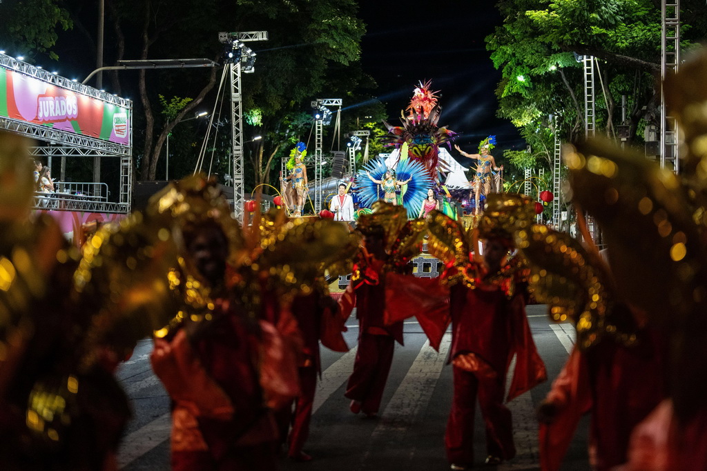 2月14日凌晨，在巴西貝洛奧裡藏特，“城市花園”舞校“煙花”方陣的演員參加狂歡節游行。