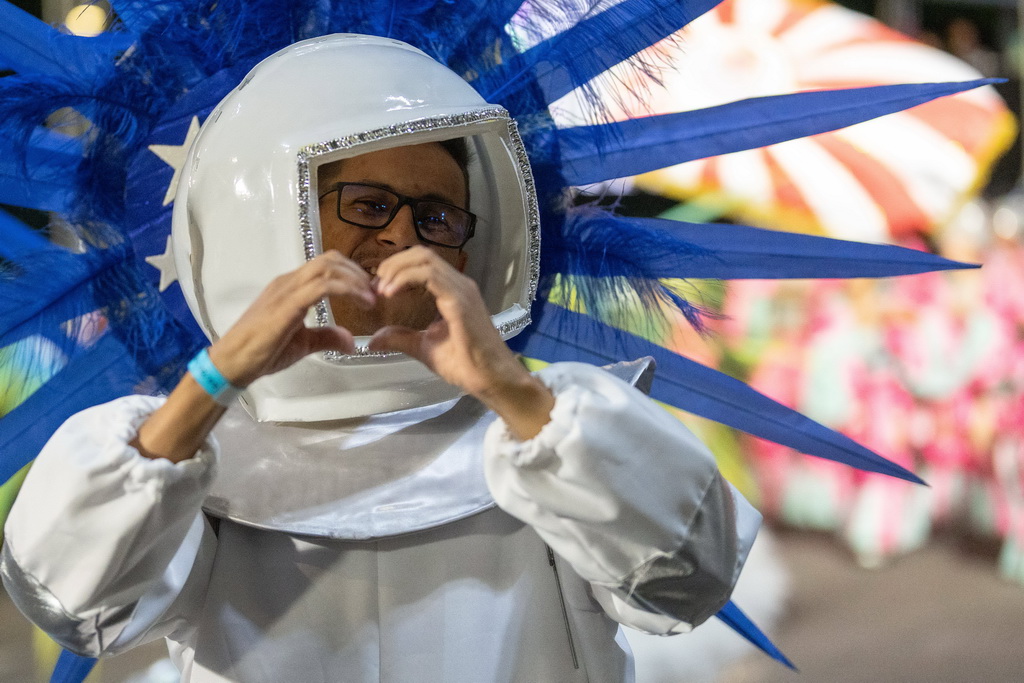 2月14日凌晨，在巴西貝洛奧裡藏特，“城市花園”舞校“宇航員”方陣的演員參加狂歡節游行。