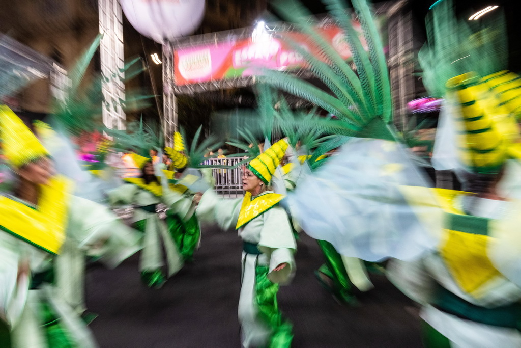 2月14日凌晨，在巴西貝洛奧裡藏特，“城市花園”舞校的演員參加狂歡節游行。