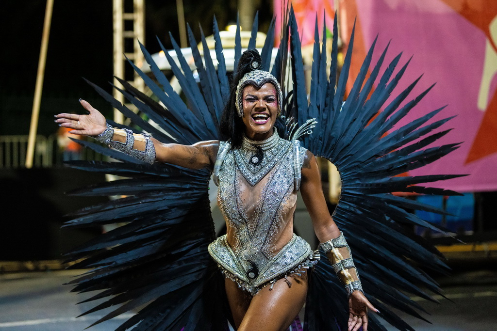 2月14日凌晨，在巴西貝洛奧裡藏特，“城市花園”舞校的演員參加狂歡節游行。