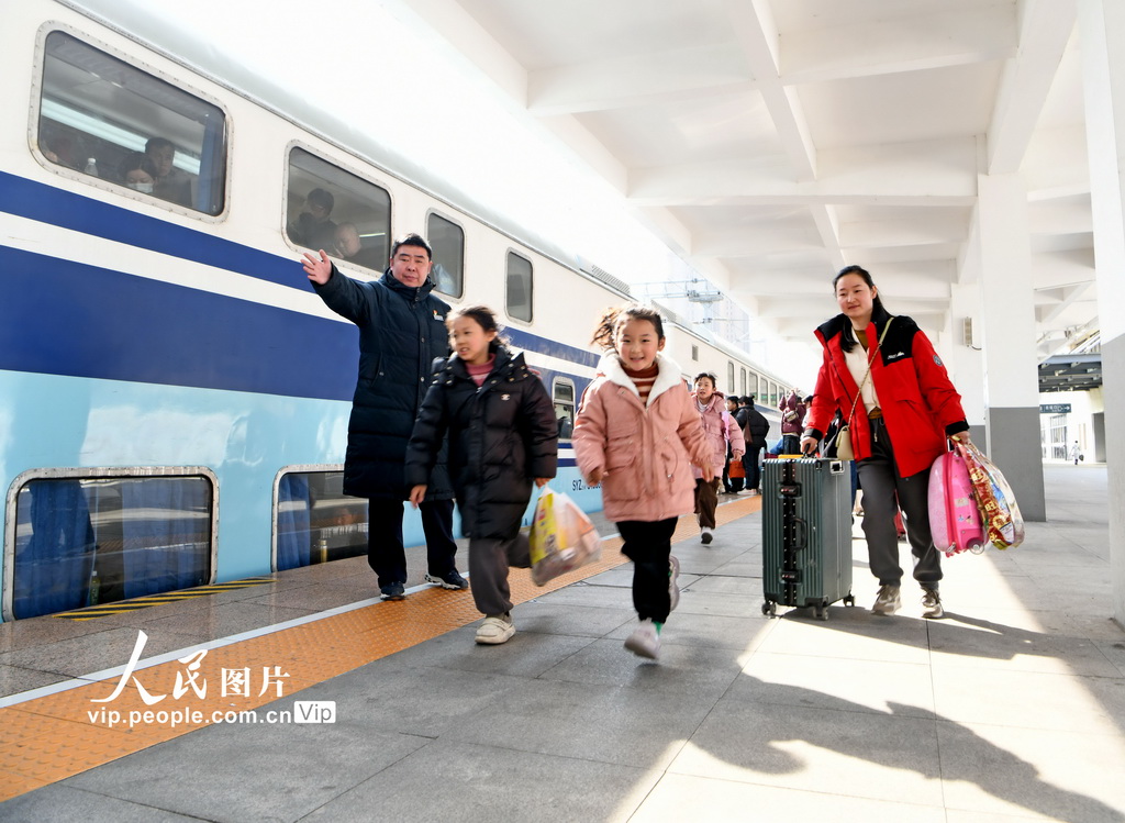 2月15日，安徽省淮南火車站迎來客流返程高峰。陳彬攝（人民圖片網）