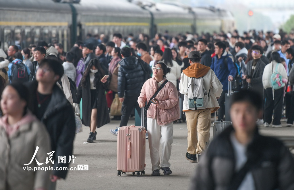 2月15日，在湖南省永州市道縣道州站，乘客在上車。蔣克青攝（人民圖片網）