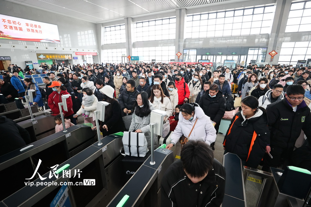 2月15日，旅客在江蘇省連雲港市贛榆站檢票進站。司偉攝（人民圖片網）