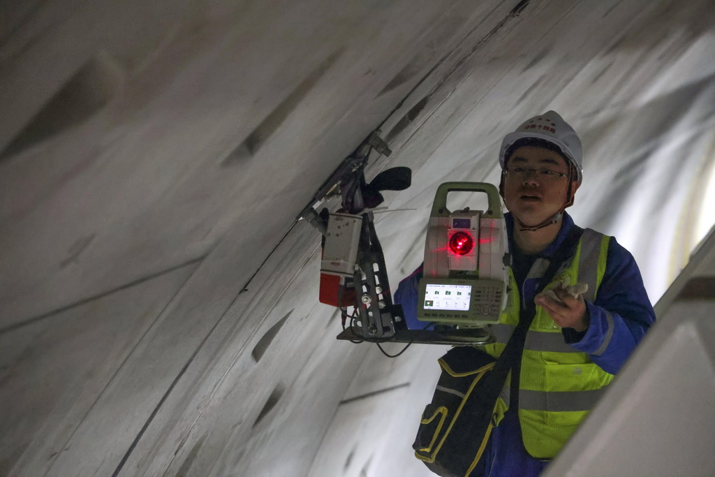 2月16日，中鐵十四局集團京唐城際鐵路項目測量主管李維川在運潮減河隧道進行測量。