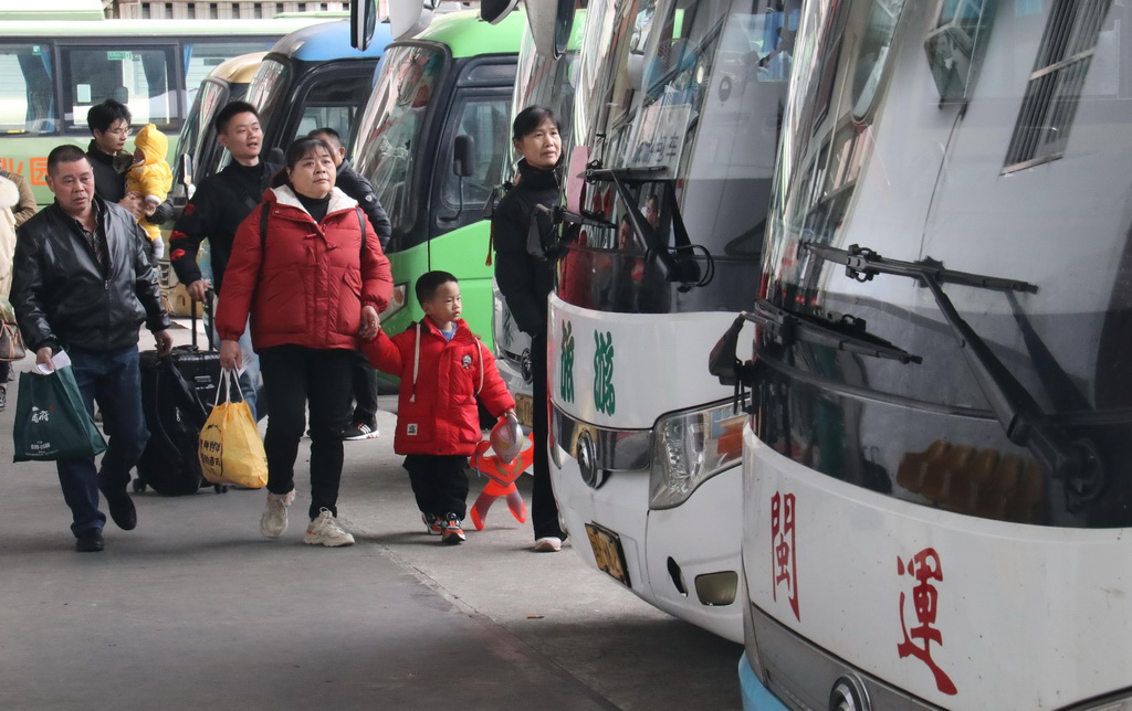 2月16日，旅客在福建省南平市順昌汽車站准備乘車。新華社發（陳柏材攝）
