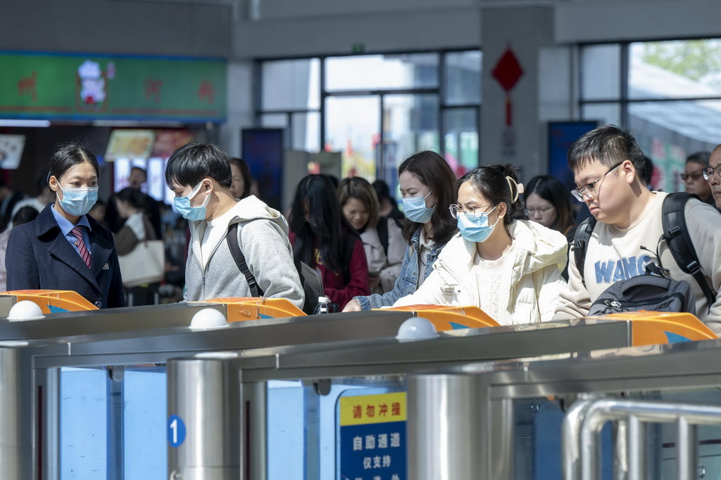 2月16日，旅客在廣西梧州南站進站乘車。新華社發（何華文攝）