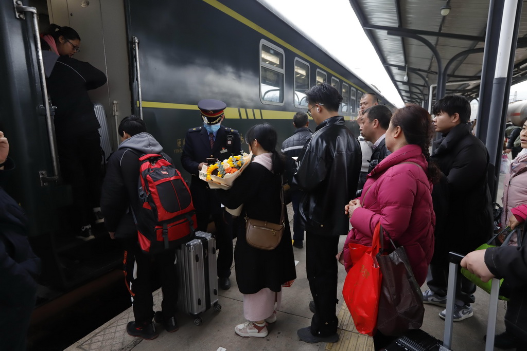 2月16日，旅客在貴州凱裡站進站乘車。新華社發（吳吉斌攝）
